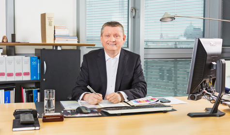 Bundesgesundheitsminister Hermann Gröhe (Bildquelle: BMG/Jochen Zick (action press)) Foto: Bundesgesundheitsminister Hermann Gröhe an seinem Schreibtisch