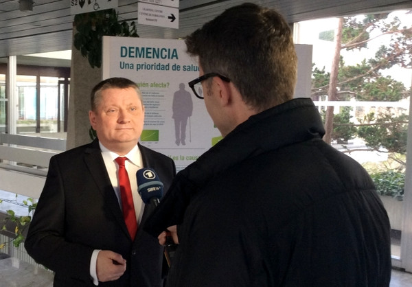 Hermann Gröhe at the Ministerial Conference on Dementia (Source: BMG/Jopp) Photo: Hermann Gröhe is interviewed by a reporter