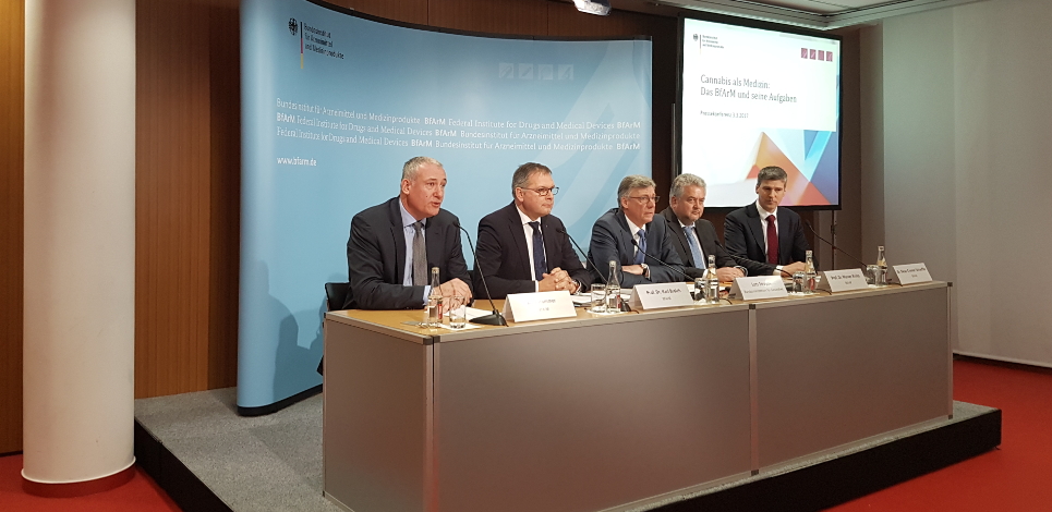 Pressekonferenz BfArM: Cannabis als Medizin (Bildquelle: BMG/Pump) Foto: Pressekonferenztisch mit fünf Sprechern, unter anderem Staatssekretär Lutz Stroppe und BfArM-Präsident Prof. Dr. Karl Broich
