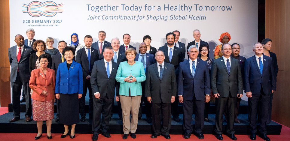 G20-Gesundheitsministertreffen (Bildquelle: BMG/Inga Kjer (photothek)) Gruppenfoto mit den G20 GesundheitsministerInnen und der Bundeskanzlerin Dr. Angela Merkel