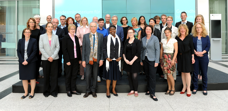 Koordinierungsgremium zur Umsetzung der Strategie BIS 2030 (Bildquelle: BMG/Schinkel) Gruppenfoto des Gremiums im Foyer des Bundesgesundheitsministeriums in Berlin