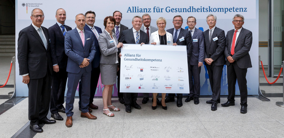 Allianz für Gesundheitskompetenz (Bildquelle: BMG/Thomas Imo (photothek)) Gruppenfoto mit Bundesgesundheitsminister Hermann Gröhe und den weiteren Partnern der Allianz für Gesundheitskompetenz