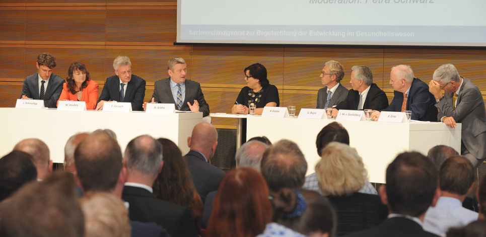 Werkstattgespräch zur Notfallversorgung (Bildquelle: BMG/Schinkel) Foto: Bundesgesundheitsminister Gröhe sitzt zusammen mit den anderen Teilnehmern auf dem Podium, im Vordergrund Publikum, im Hintergrund eine Projektionswand