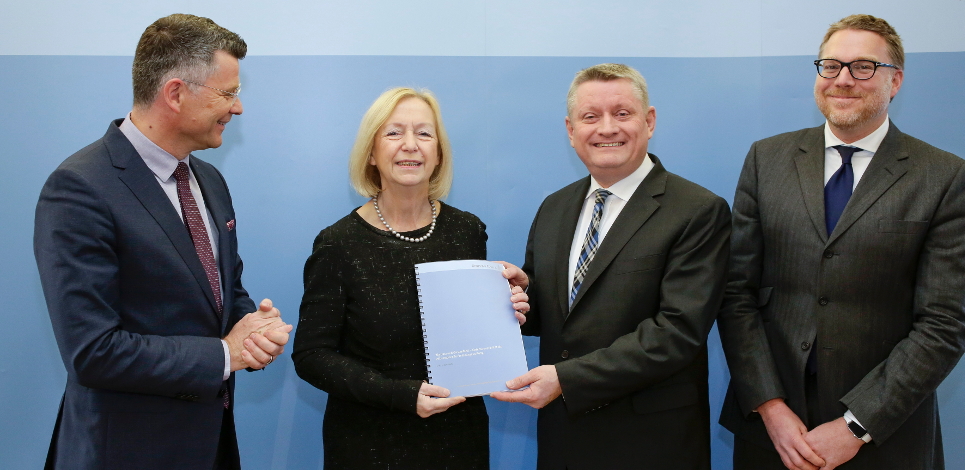 Gruppenfoto bei der Übergabe der Stellungnahme