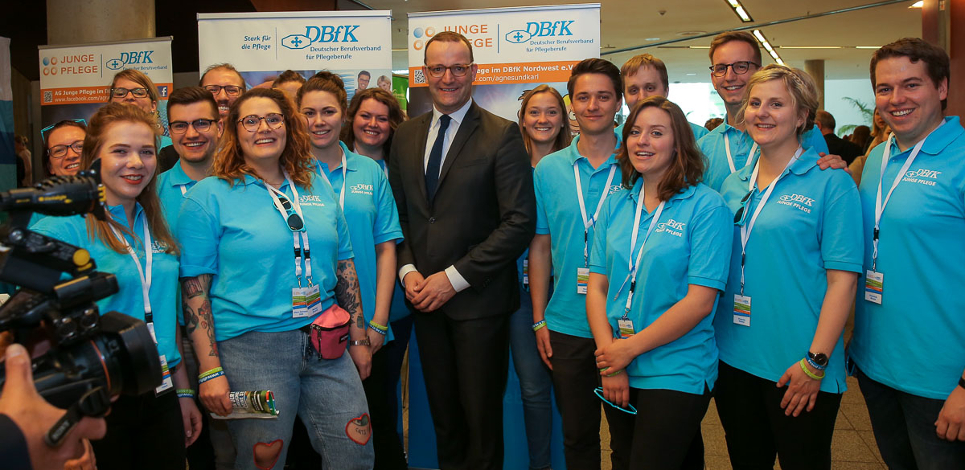 Bundesgesundheitsminister Jens Spahn mit jungen Pflegerinnen und Pflegern (Bildquelle: DBfK Nordwest/Krückeberg) Bundesgesundheitsminister Jens Spahn mit jungen Pflegerinnen und Pflegern