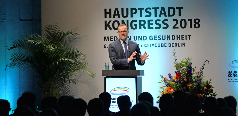 Bundesgesundheitsminister Jens Spahn bei seiner Rede beim Hauptstadtkongress 2018 (Bildquelle: WISO / Schmidt-Dominé) Bundesgesundheitsminister Jens Spahn bei seiner Rede beim Hauptstadtkongress 2018