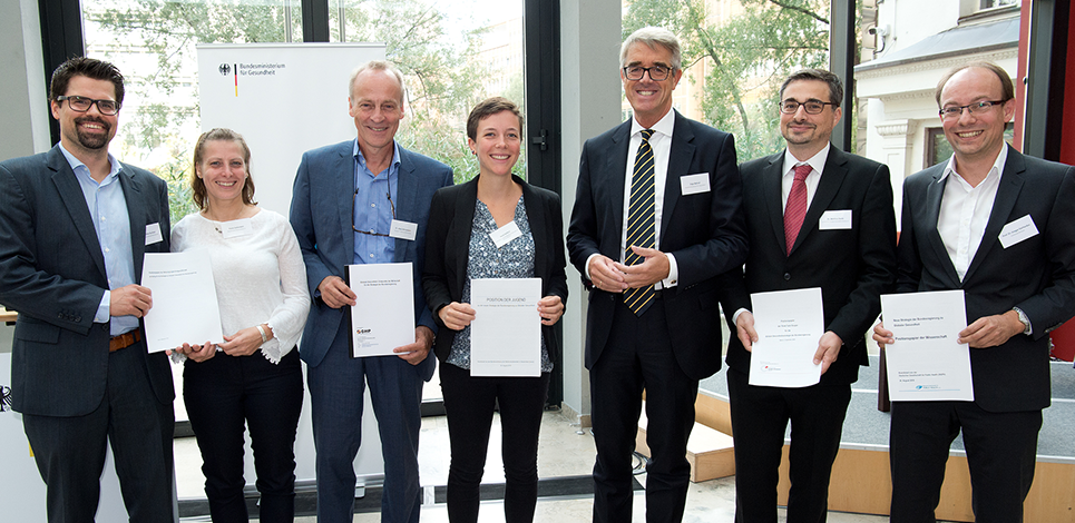 Gruppenfoto bei der Übergabe der Positionspapiere (Bildquelle: Thomas Ecke) Ein Gruppenfoto mit den Teilnehmern