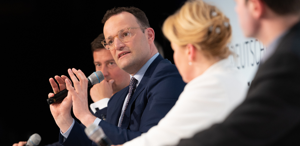 Bundesgesundheitsminister Jens Spahn bei der Podiumsdiskussion beim Deutschen Pflegetag (Deutscher Pflegetag / Dirk Enters allefarben-foto) Bundesgesundheitsminister Jens Spahn bei der Podiumsdiskussion beim Deutschen Pflegetag