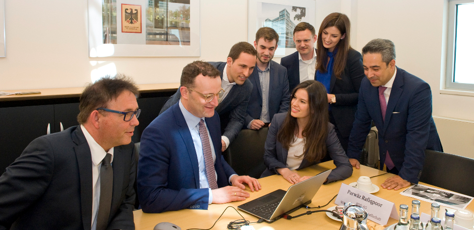 Bundesgesundheitsminister Jens Spahn mit den Gewinnern des Blockchain-Wettbewerbs (Bildquelle: BMG/Schinkel) Bundesgesundheitsminister Jens Spahn mit den Gewinnern des Blockchain-Wettbewerbs