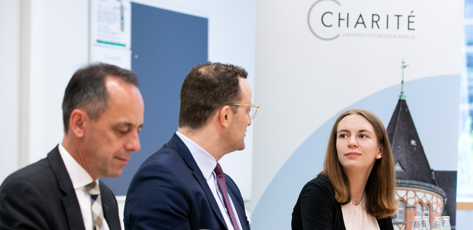 Charité (Bildquelle: BMG/Kim Keibel) Jens Spahn im Gespräch
