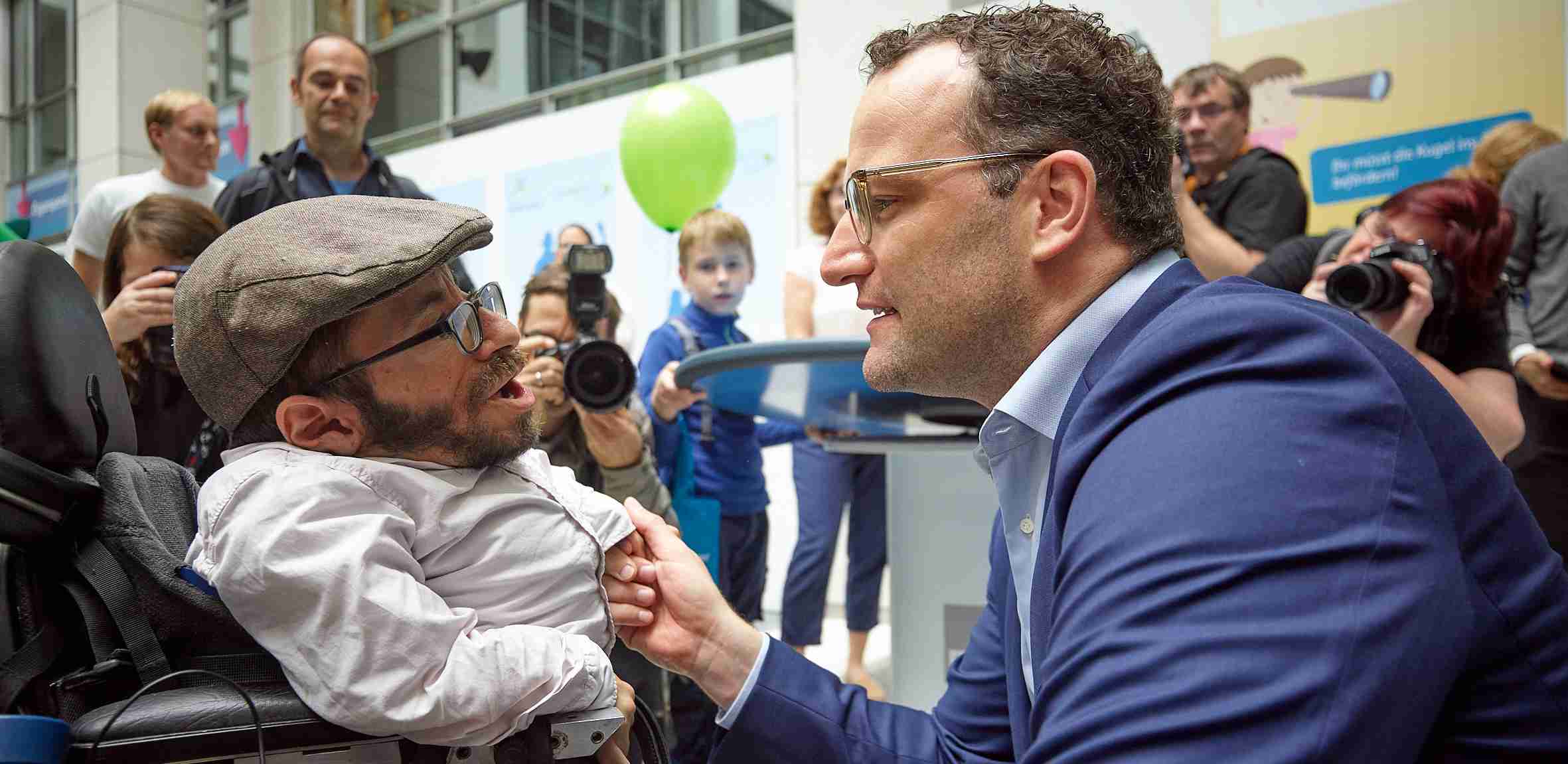 Jens Spahn mit einem Besucher (Bildquelle: BMG/Jan Pauls) Jens Spahn mit einem Besucher