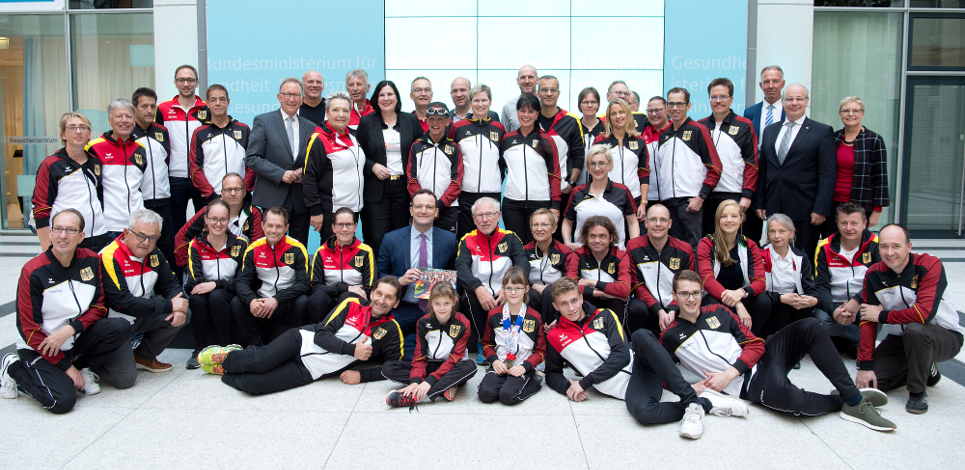 Bundesgesundheitsminister Spahn und Patientenbeauftragte Prof. Dr. Schmidtke mit deutschen Teilnehmern der Welttransplantiertenspiele 2019 (Bildquelle: BMG/Thomas Ecke) Bundesgesundheitsminister Spahn und Patientenbeauftragte Prof. Dr. Schmidtke mit deutschen Teilnehmern der Welttransplantiertenspiele 2019