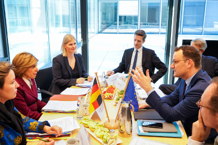 Bundesgesundheitsminister Jens Spahn im Gespräch mit der EU-Gesundheitskomissarin Stella Kyriakides