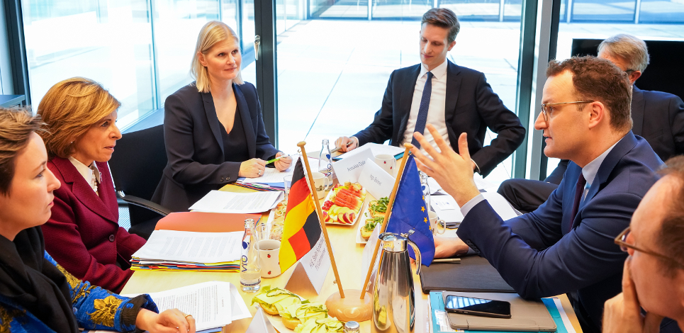 Bundesgesundheitsminister Jens Spahn im Gespräch mit der EU-Gesundheitskomissarin Stella Kyriakides (Bildquelle: BMG/Thomas Ecke) Bundesgesundheitsminister Jens Spahn im Gespräch mit der EU-Gesundheitskomissarin Stella Kyriakides
