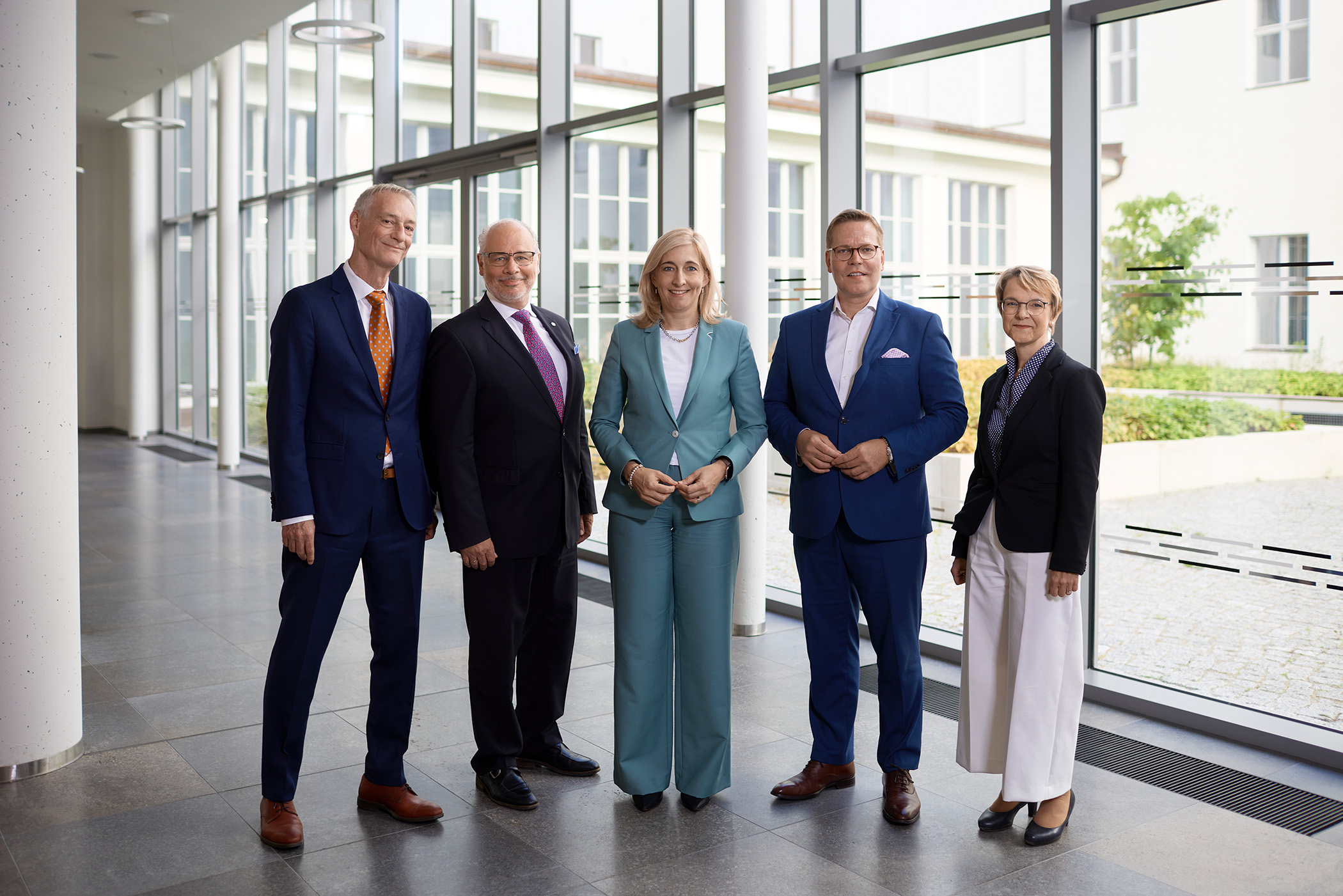 Bundesgesundheitsministerin Nina Warken zusammen mit ihren Parlamentarischen Staatssekretären und den Staatssekretären des Hauses