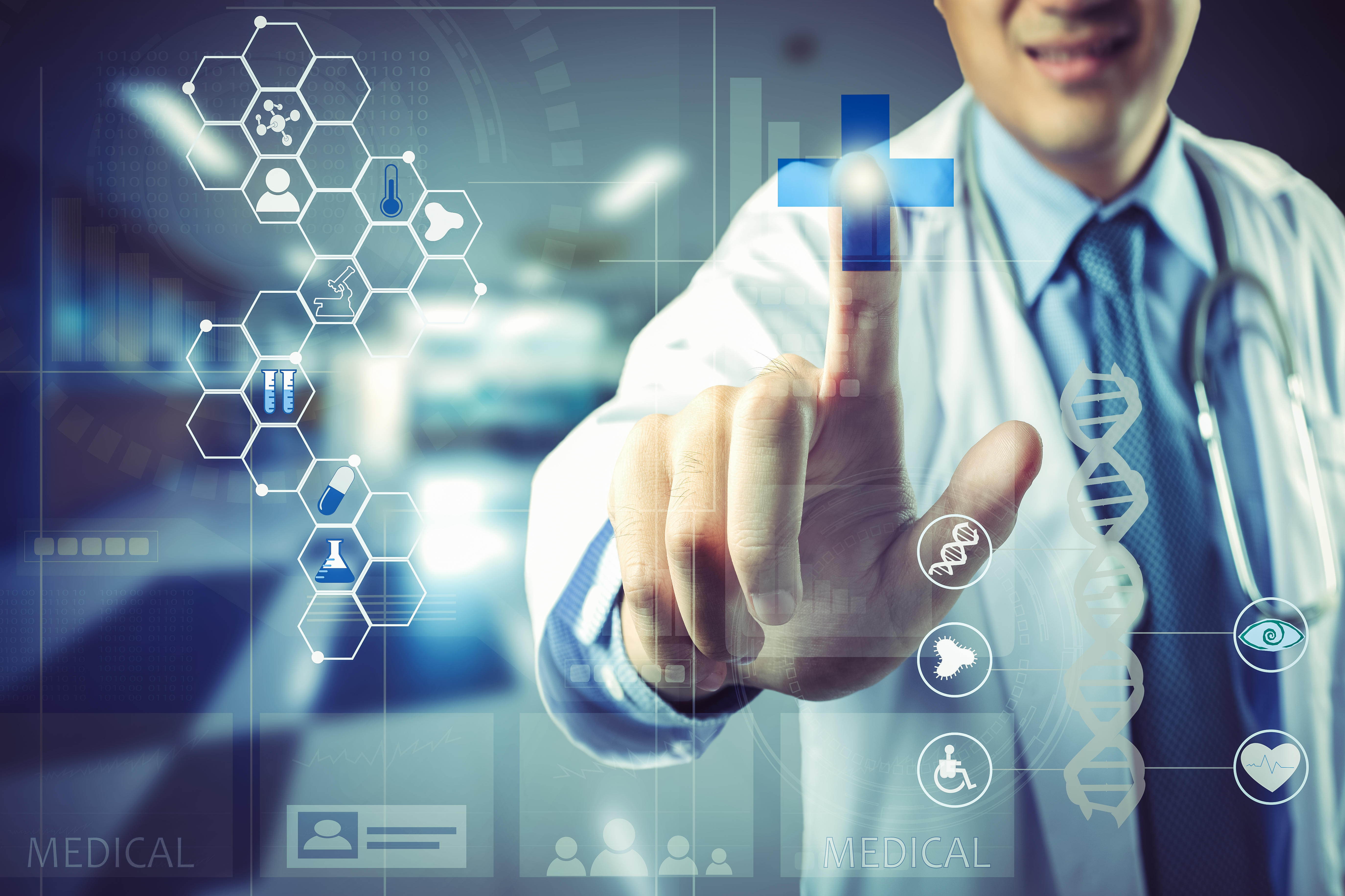 Arzt berührt virtuelle Schaltfläche einer Gesundheitsanwendung