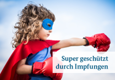 "Super geschützt durch Impfungen" (Bildquelle: Sunny studio/Shutterstock.com) Foto: Ein Kind mit Maske, Cape und Boxhandschuhen; darunter der Spruch "Super geschützt durch Impfungen"