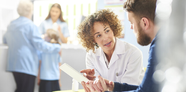 Mit neuen Kommunikationskonzepten Klinikbeschäftigte befähigen, Patientinnen und Patienten gesundheitsrelevante Informationen verständlich zu vermitteln. (Bildquelle: sturti/iStockphoto) Mit neuen Kommunikationskonzepten Klinikbeschäftigte befähigen, Patientinnen und Patienten gesundheitsrelevante Informationen verständlich zu vermitteln.
