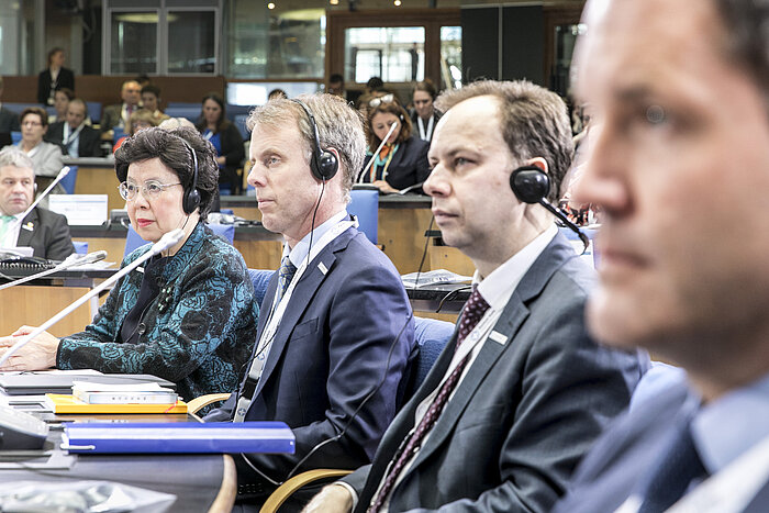 Foto: WHO-Generaldirektorin Margaret Chan und internationale Gesundheitsminister im Sitzungssaal bei einer Präsentation