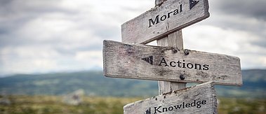 Wegpfeiler "Moral" "Actions" "Knowledge"