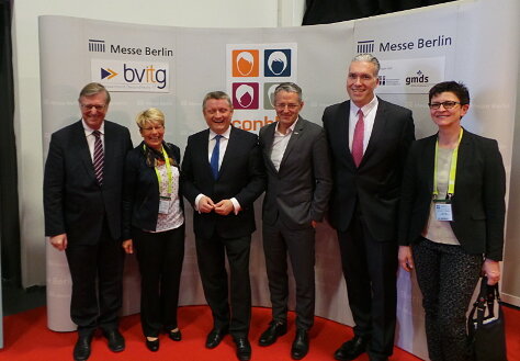 Foto: Gruppenbild des Bundesgesundheitsministers Hermann Gröhe mit Dr. Hans Reckers (Staatssekretär der Senatsverwaltung für Wirtschaft, Technologie und Forschung des Landes Berlin), Gabriele Katzmarek MdB, Matthias Meierhofer (Vorstandsvorsitzender, Bundesverband Gesundheits-IT – bvitg e. V.), Dirk Hoffmann (Geschäftsführer Messe Berlin), Saskia Esken MdB