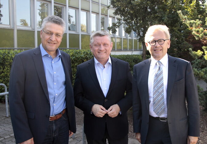 Foto mit Prof. Wieler, Bundesgesundheitsminister Gröhe und Prof. Roden vor einem Gebäude