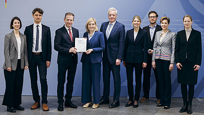Bundesgesundheitsministerin Nina Warken mit Mitgliedern der FinanzKommission Gesundheit