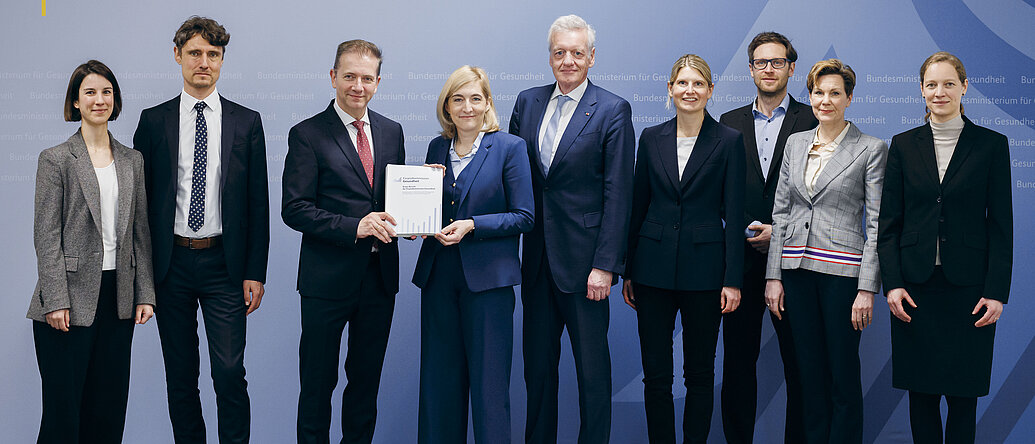 Bundesgesundheitsministerin Nina Warken mit Mitgliedern der FinanzKommission Gesundheit