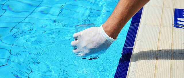 Wasserprobe im Pool - Salzwasser- und Solebäder: Klärung der Eignung derzeit angewandter hygienischer Überwachungsparameter und der Wirksamkeit von Desinfektionsmitteln (Solution)