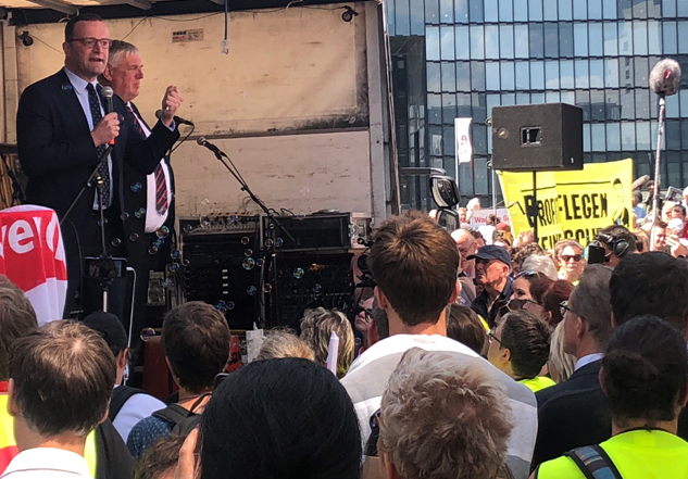 Jens Spahn spricht auf einer Verdi-Demo