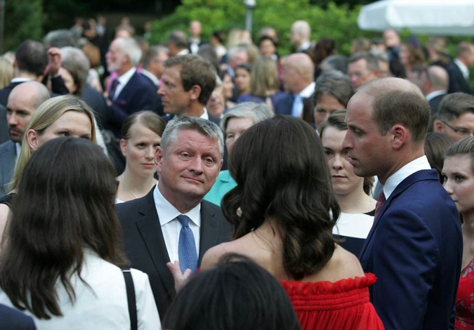 Foto: Bundesgesundheitsminister Hermann Gröhe steht vor Herzogin Catherine in rotem Kleid und Prinz William in blauem Anzug, daneben die Preisträgerin Anna Gleiniger