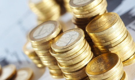Beitragsentlastung (Bildquelle: Denis Vrublevski/Shutterstock) mehrere Münzstapel aus 1-Euro-Stücken und 50-Cent-Stücken
