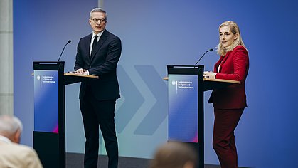 Bundesgesundheitsministerin Nina Warken und Bundesdigitalminister Dr. Karsten Wildberger bei einer Pressekonferenz im Digitalministerium