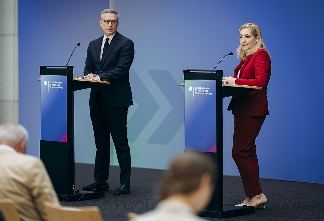 Bundesgesundheitsministerin Nina Warken und Bundesdigitalminister Dr. Karsten Wildberger bei einer Pressekonferenz im Digitalministerium