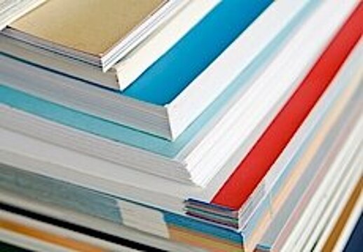 Foto: Aufgestapelte Bücher und Publikationen