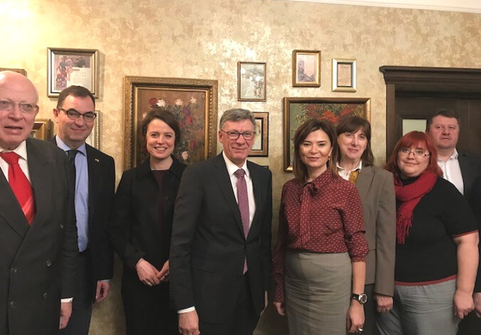Gruppenfoto mit dem Staatssekretär, der Honorarkonsulin und Vertretern der Gesundheitsverwaltung
