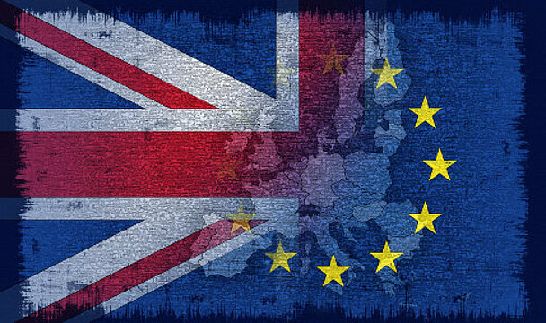  Symbolbild Brexit: Flagge Großbritanniens hälftig mit Flagge Europäische Union überlagert. In der Mitte Europa mit den EU-Staaten.
