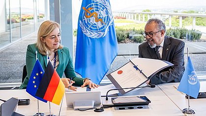 Bundesgesundheitsministerin Nina Warken und WHO-Direktor Tedros bei der WHA-Versammlung in Genf