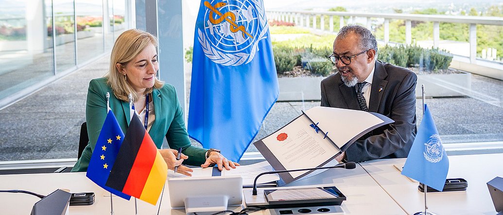 Bundesgesundheitsministerin Nina Warken und WHO-Direktor Tedros bei der WHA-Versammlung in Genf