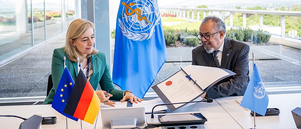 Bundesgesundheitsministerin Nina Warken und WHO-Direktor Tedros bei der WHA-Versammlung in Genf