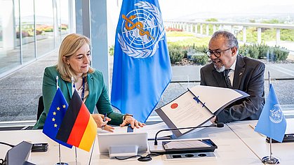 Bundesgesundheitsministerin Nina Warken und WHO-Direktor Tedros bei der WHA-Versammlung in Genf