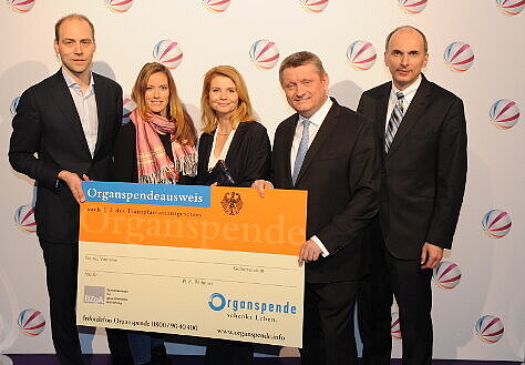 Foto: Gruppenbild auf dem Roten Teppich mit Kaspar Pflüger (Sat.1-Geschäftsführer), Angela Ipach (Junge Helden e.V.), Annette Frier (Hauptdarstellerin), Bundesgesundheitsminister Hermann Gröhe und Dr. Axel Rahmel (DSO)