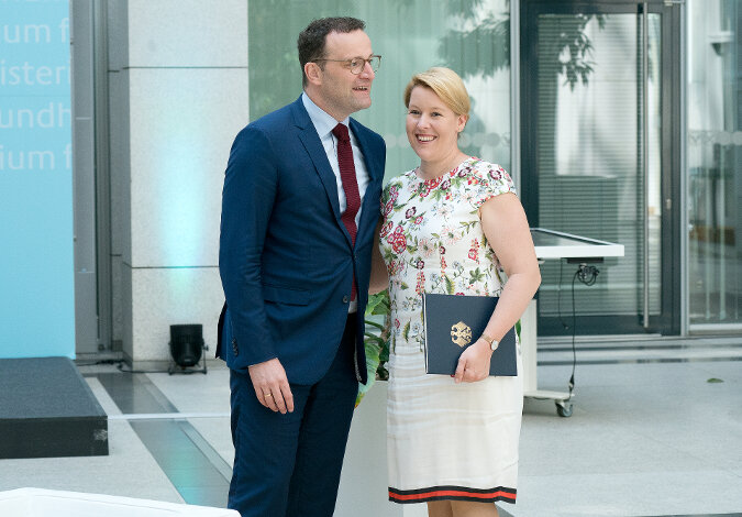 Bundesgesundheitsminister Jens Spahn und Bundesfamilienminister Franziska Giffey begrüßen sich