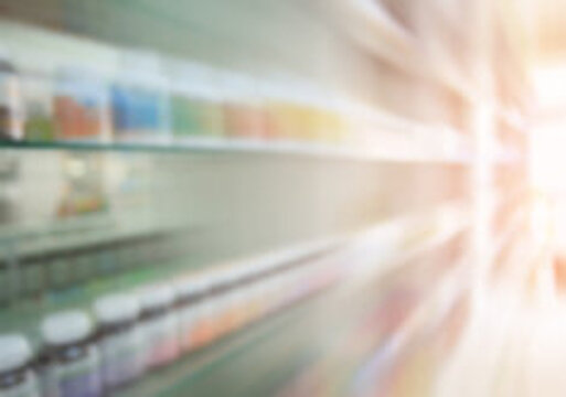 Foto: Eine Regalwand in einer Apotheke, gefüllt mit Medikamenten