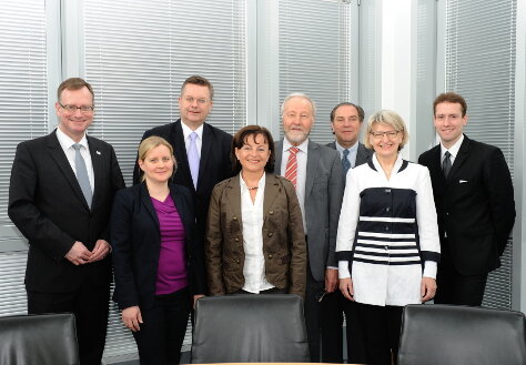 Foto: Gruppenbild der Schirmherrin Marlene Mortler mit den Aktionspartnern Rolf Reincke (DHB-Vizepräsident), Kerstin Holze (DTJ-Vorsitzende), Reinhard Grindel (DFB-Präsident), Rainer Brechtken (DTB-Präsident), Stephan Abel (DOSB-Vizepräsident), Dr. Heidrun Thaiss (Leiterin der BZgA) und Michael Leyendecker (DJK-Sportverband)