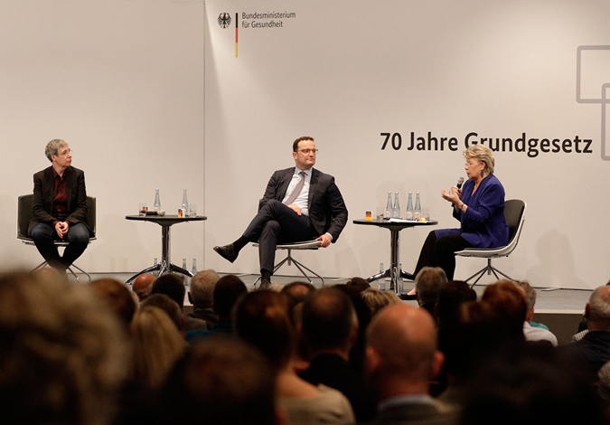 Spahn und weitere Gäste vor dem Publikum