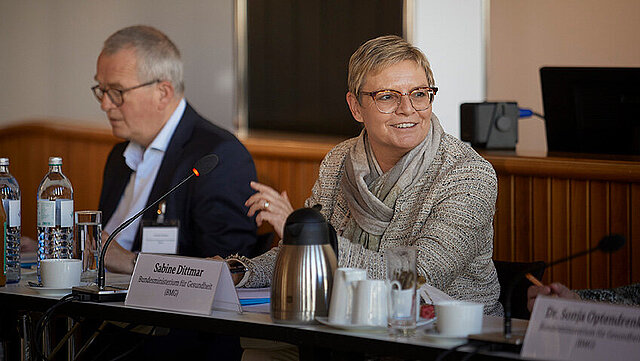 Parlamentarische Staatssekretärin Sabine Dittmar spricht beim Runden Tisch in Berlin