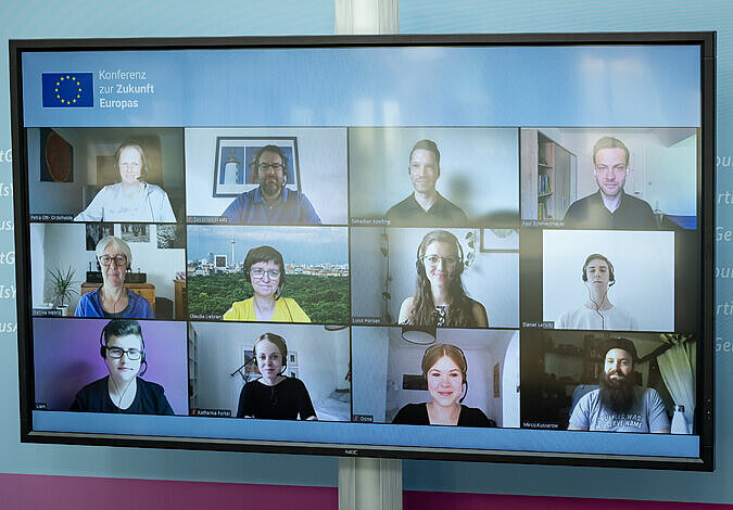 Screenshot mit zwölf Teilnehmenden im Bild bei der Konferenz zur Zukunft Europas.