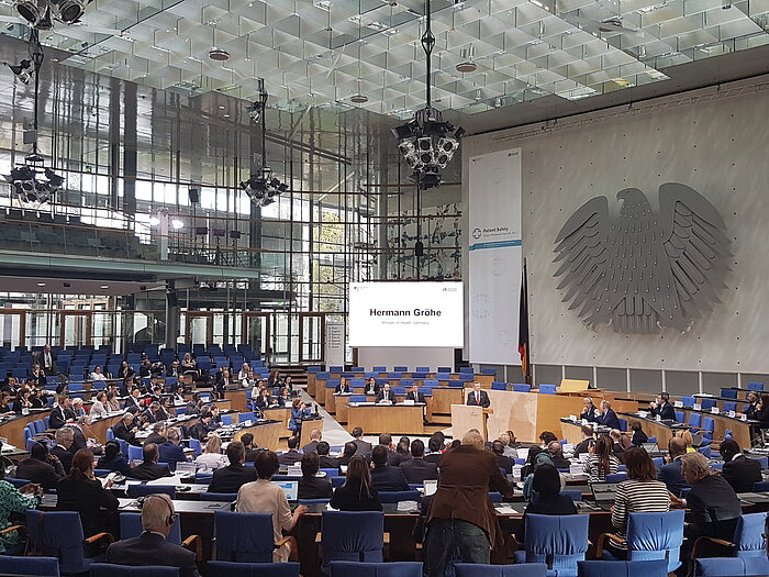 Foto: Blick in den Saal, Hermann Gröhe steht am Sprechpult und hält eine Rede