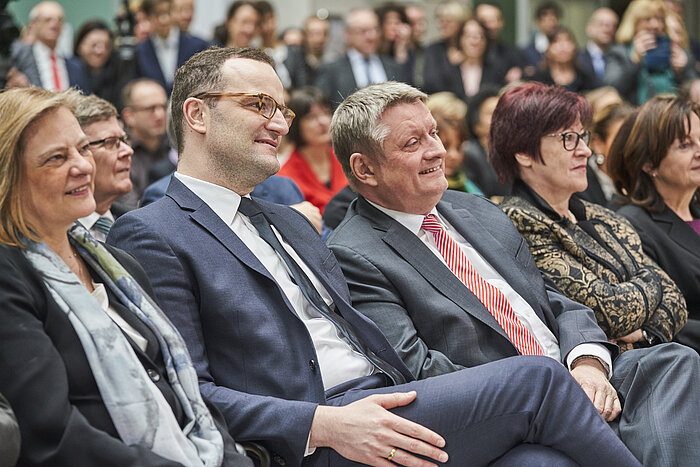 Foto: Sabine Weiss, Jens Spahn, Hermann Gröhe, Ingrid Fischbach und Marlene Mortler sitzen nebeneinander und schauen in Richtung Bühne